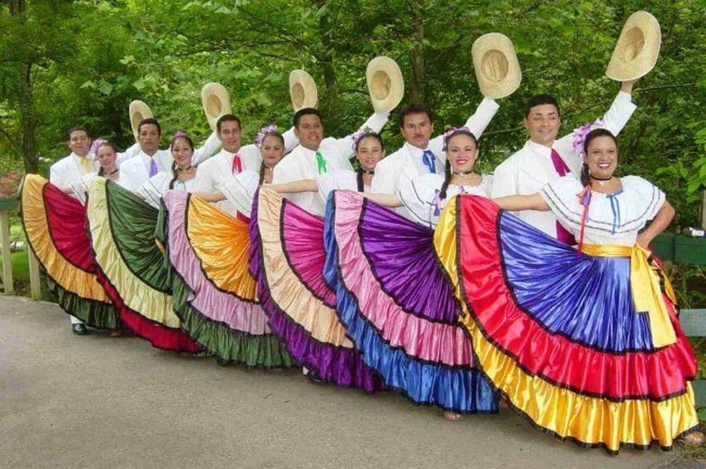 Les Ticos en habit traditionnel