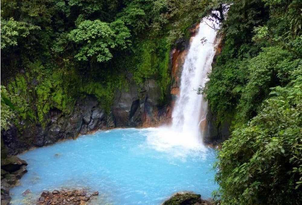 Le Rio Celeste et sa belle cascade de bleu pur