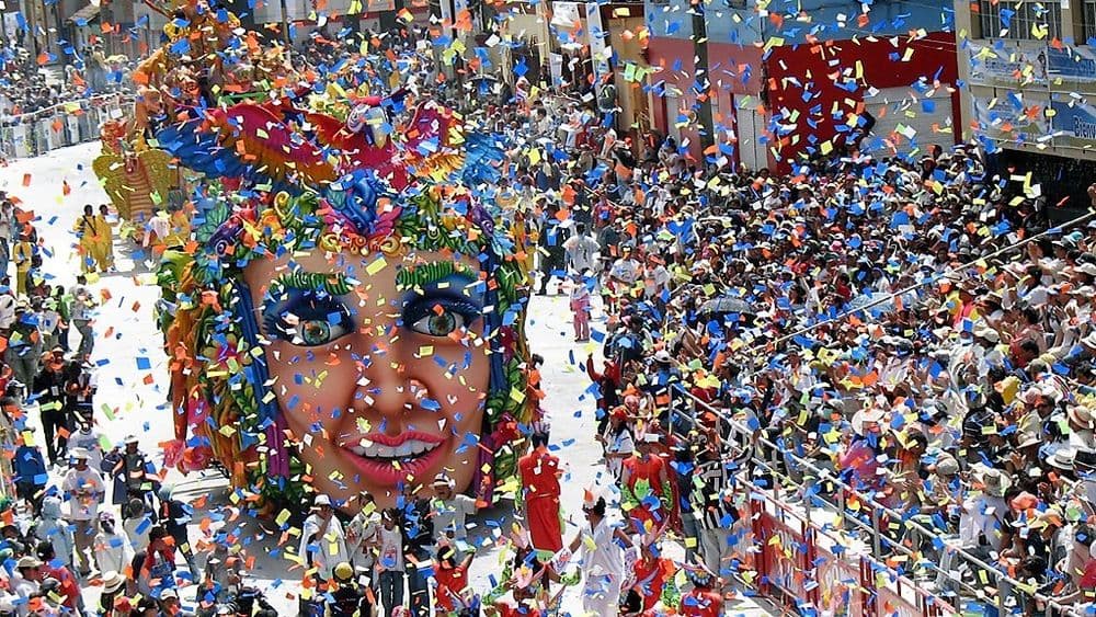 Défilé de chars du carnaval de Santiago. ©Etienne Le Cocq