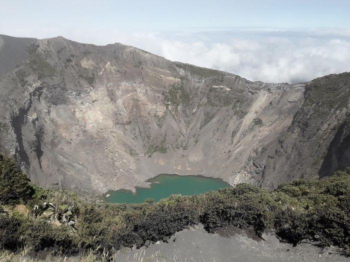 Cratère principal du volcan Ir