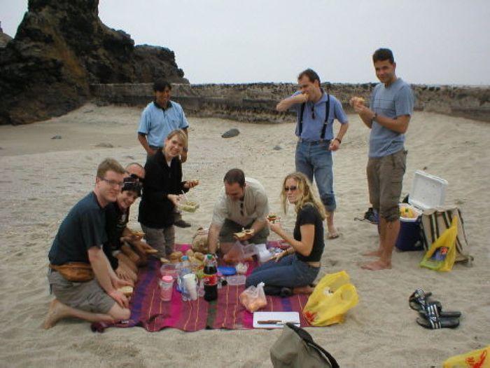 Die Gruppe beim Picknick am Strand