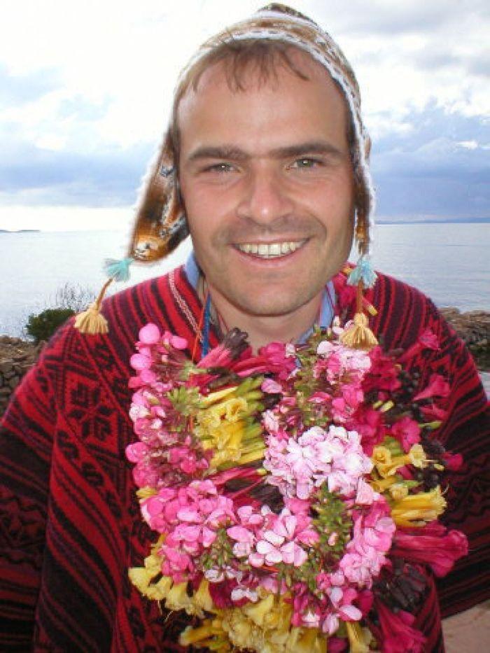 Robert K. geschmückt mit seiner Blumenkette