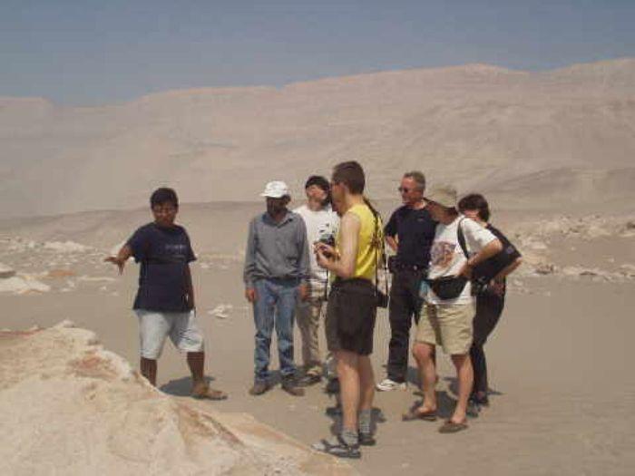 Die Gruppe bei der Besichtigung der Steine