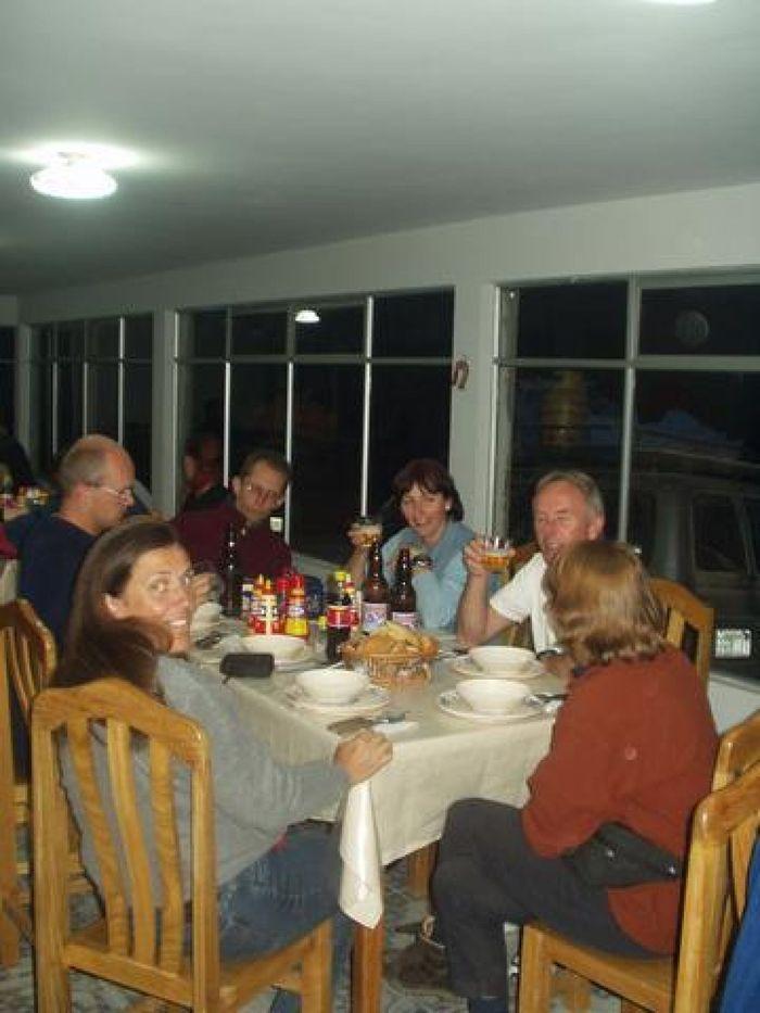 Die Gruppe beim Essen in Chuvica.