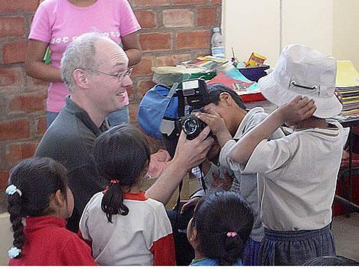 Jan beglückt die Kinder mit seiner Kamera