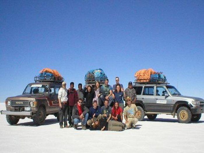 Die Gruppe und die Fahrer in der Salz Wüste