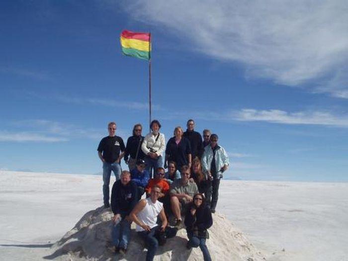 Die Gruppe mit bolivianischer Flagge