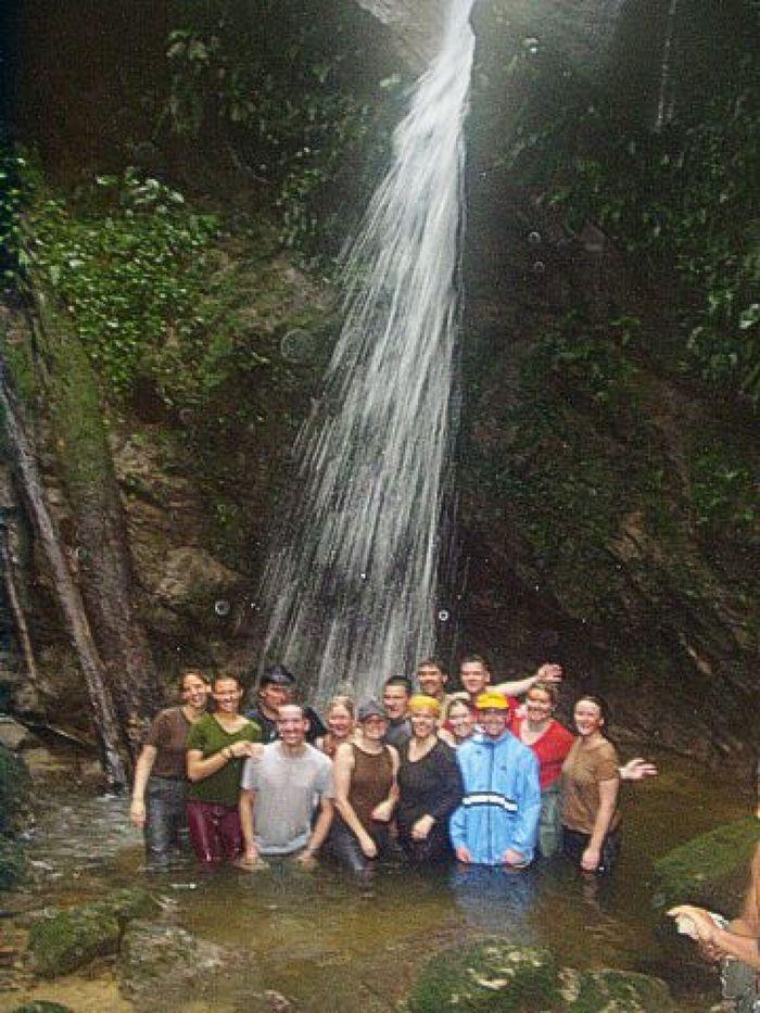Gruppenbild unterm Wasserfall