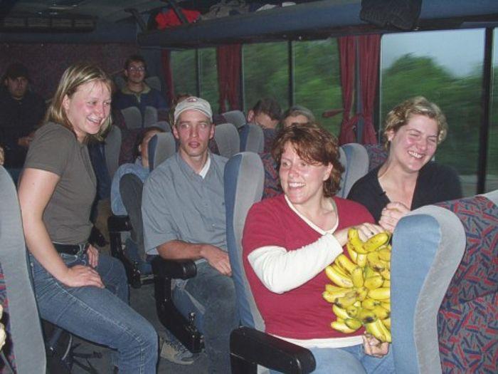 Die Bananenstaude wird durch den Bus gereicht