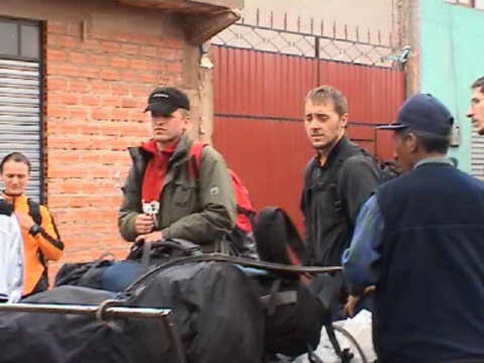 Gepäckumladen an der bolivianischen Grenze
