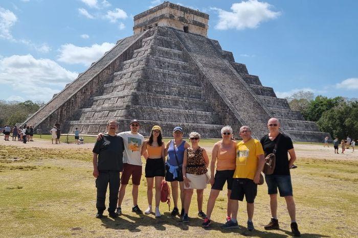 Group Chichen Itza pyramide mexico