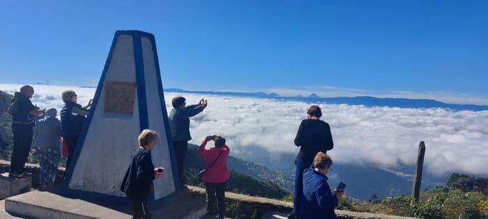 Sobre las nubes.
