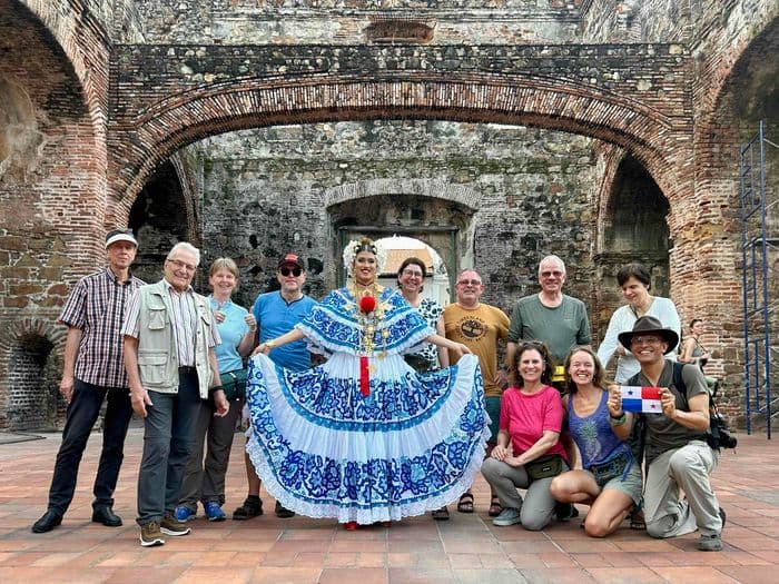 Gruppenfoto unter dem berühmten Arco Chato! 🏛️🇵🇦